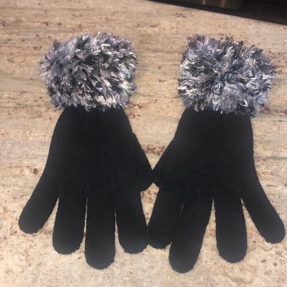 Accessories - Women’s black gloves